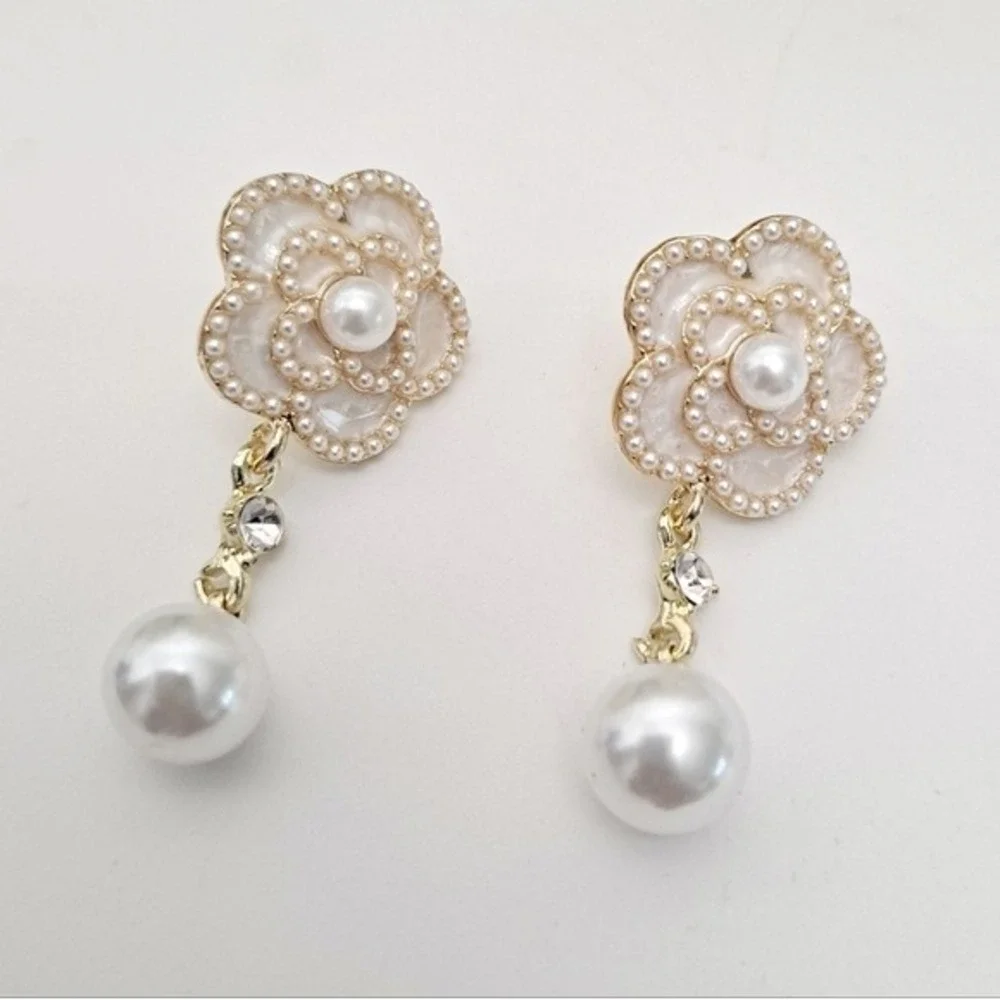 Gold flower Pearl rhinestone earrings coquette dainty drop wedding 💖 2/$30